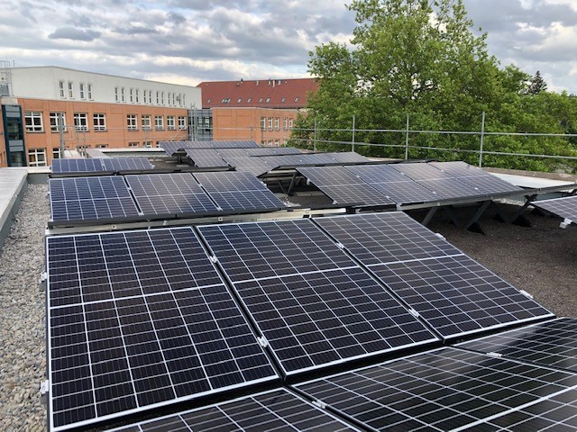 Grün-Dach-Anlage auf dem Eberswalder Alexander-von-Humboldt-Gymnasium geht  ans Netz (2-2020) – Bürgerenergiegenossenschaft Barnimer Energiewandel eG